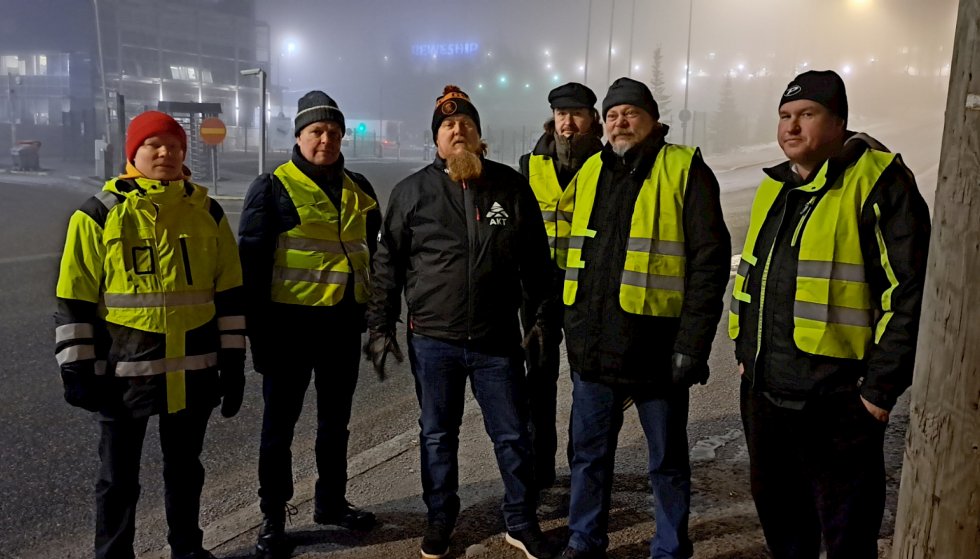 Chairmen and strike guards at the gates of the Kaukokiido terminal in Vantaa at 5:30 in the morning on 15 February.