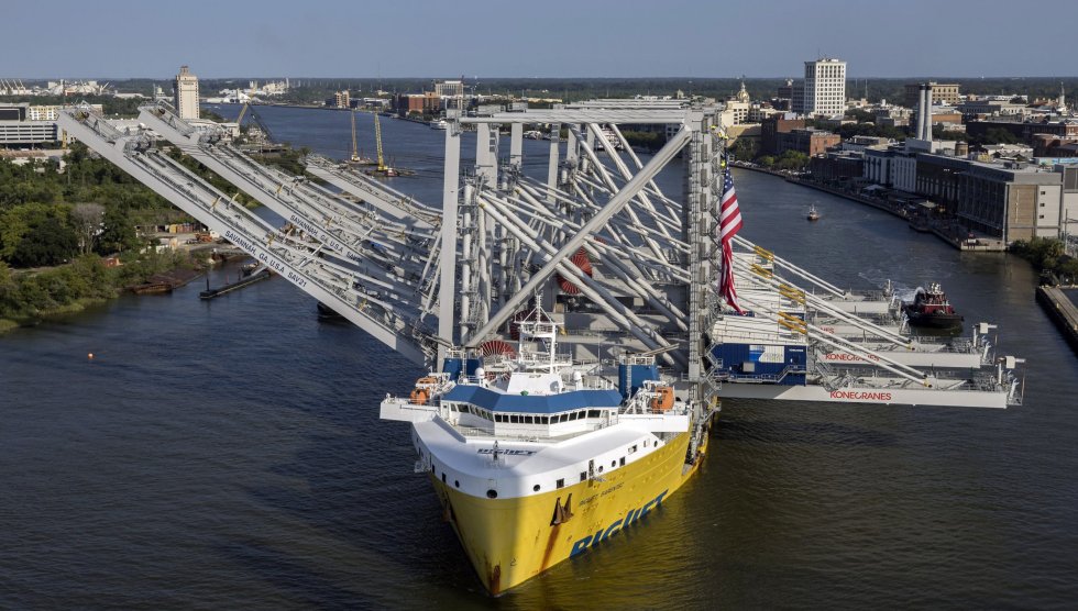 Super Post-Panamax ship-to-shore cranes 