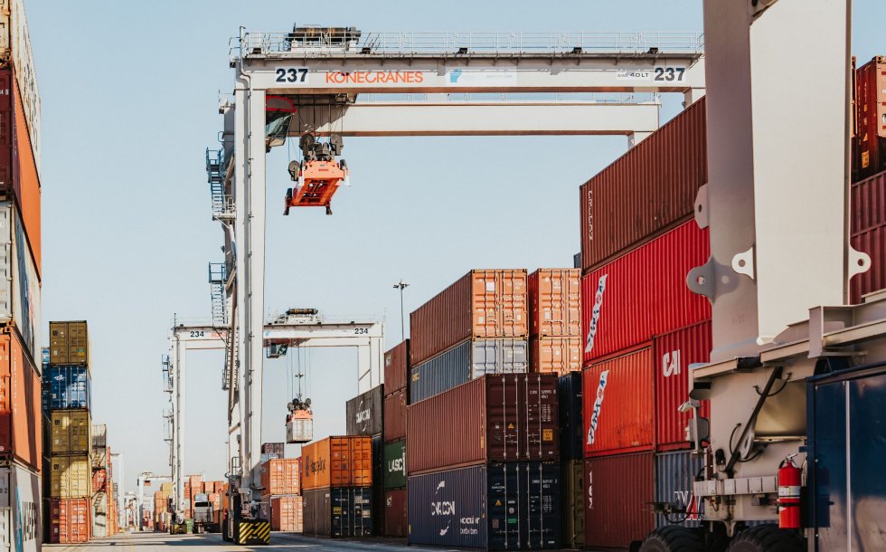 Crane 237, a hybrid-engine rubber-tired gantry crane, works container stacks at the Port of Savannah’s Garden City Terminal. Hybrid RTGs reduce emissions by half compared to conventional diesel cranes. 