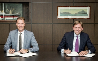 (l-r) Soren Toft, CEO MSC Mediterranean Shipping Company and Huibert Vigeveno, Downstream Director, Royal Dutch Shell