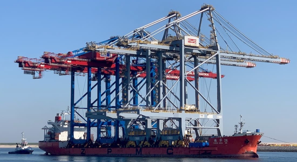 Rotterdam World Gateway - cranes