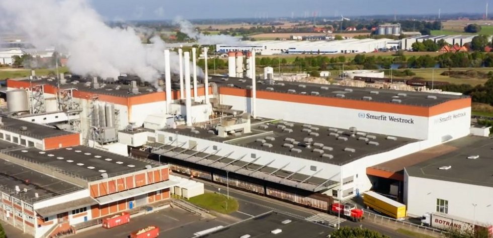 Smurfit Westrock’s Hoya Paper and Board Mill in northern Germany uses a 24-wagon train that spans 600 metres and carries around 1,250 tonnes of paper into Poland.
