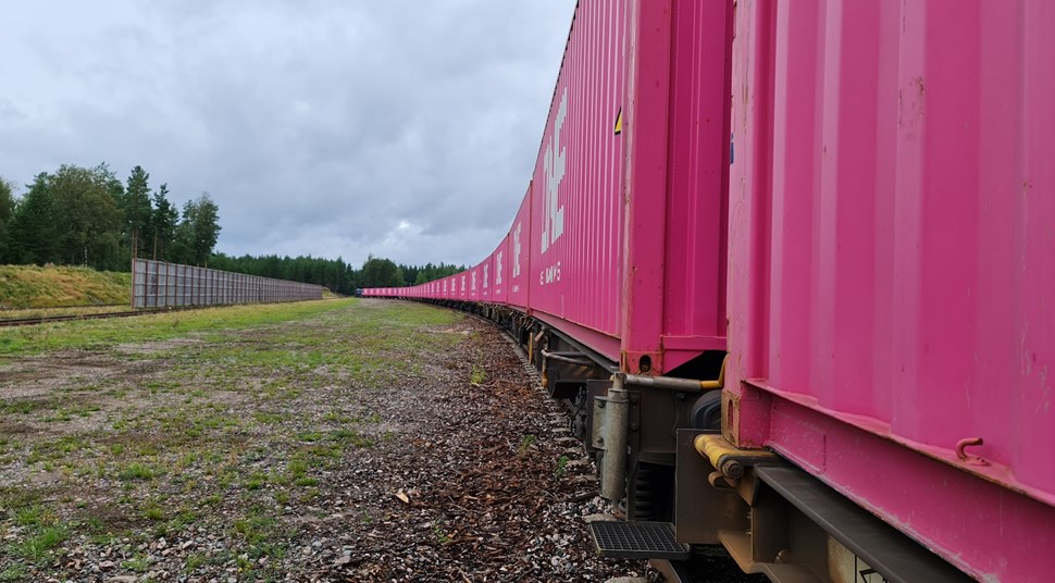 The new rail shuttle, loaded with sawn timber in magenta-colored ONE containers, will arrive in Gothenburg on Aug. 30.